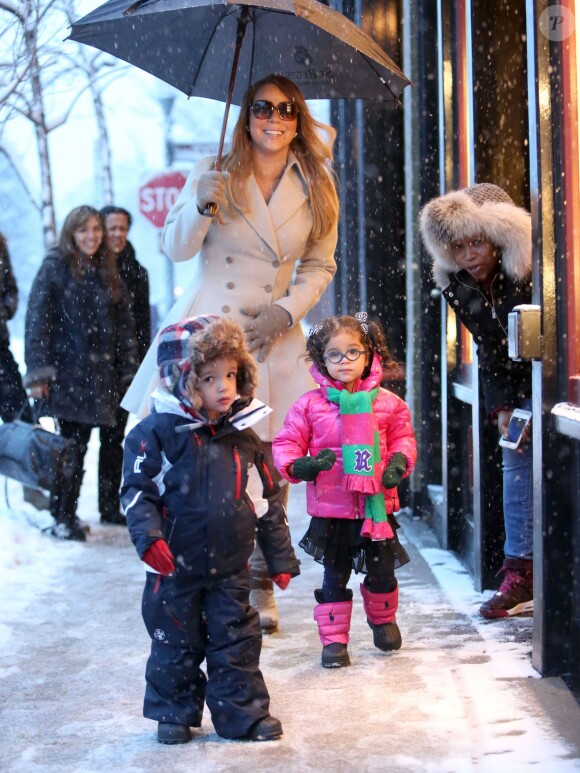 La chanteuse Mariah Carey et ses jumeaux Monroe et Moroccan Cannon font du shopping sous la neige pendant leur séjour à Aspen, dans le Colorado, le 20 décembre 2013.