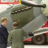 Après l'hélicoptère Apache, le prince Harry lorgne les Spitfire ? Le fils du prince Charles visitait le 16 février 2014 l'Académie de vol Boultbee à Goodwood