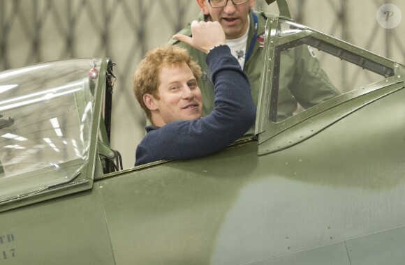 Après l'hélicoptère Apache, le prince Harry lorgne les Spitfire ? Le fils du prince Charles visitait le 16 février 2014 l'Académie de vol Boultbee à Goodwood