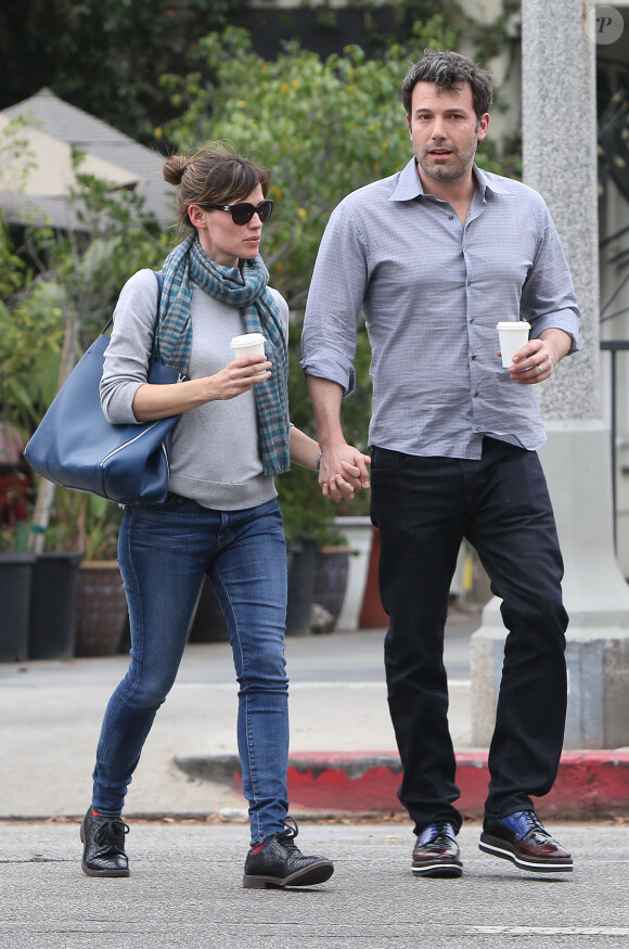 Ben Affleck main dans la main avec Jennifer Garner à Santa Monica, Los Angeles, le 18 février 2014.