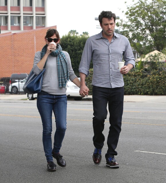 Ben Affleck et Jennifer Garner se promènent à Los Angeles avec leur café le 18 février 2014.