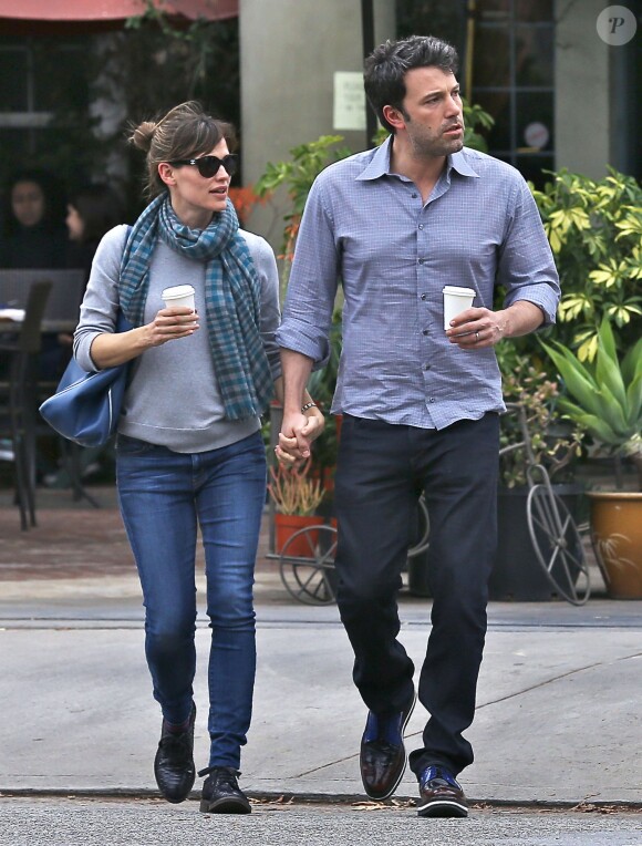 Ben Affleck et Jennifer Garner se promènent à Los Angeles avec leur café le 18 février 2014.