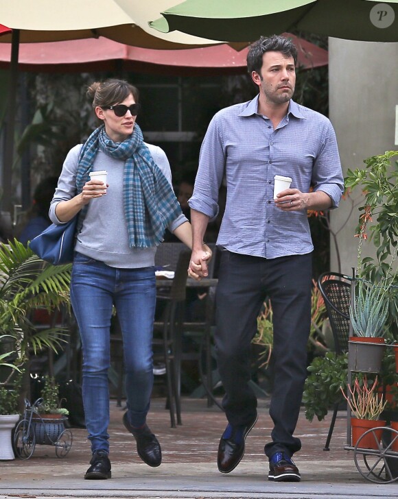 Ben Affleck et Jennifer Garner se promènent à Los Angeles avec leur café le 18 février 2014.