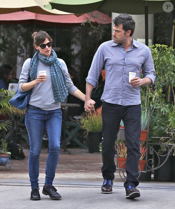 Ben Affleck et Jennifer Garner se promènent à Los Angeles avec leur café le 18 février 2014.
