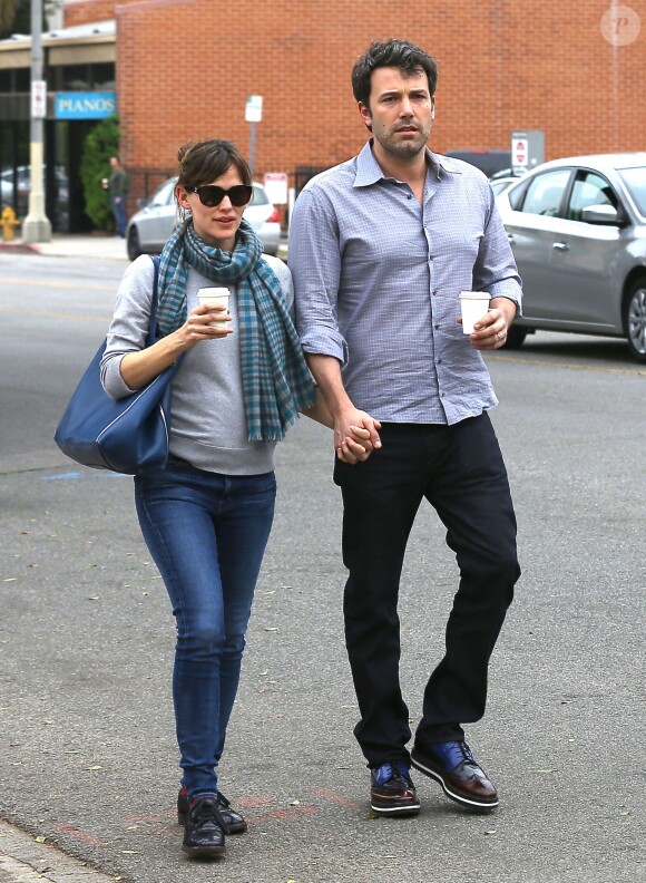Ben Affleck et Jennifer Garner se promènent à Los Angeles avec leur café le 18 février 2014.