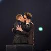 Nick Grimshaw et James Corden échangent un baiser sur la scène des BRIT Awards, à Londres, le 19 février 2014.