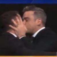 Robbie Williams : French Kiss inattendu à un animateur australien !