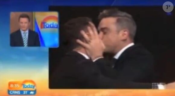 Robbie Williams embrasse l'animateur du Today Show, le 20 février 2014.