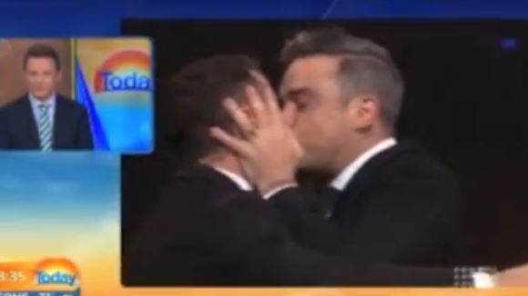 Robbie Williams : French Kiss inattendu à un animateur australien !