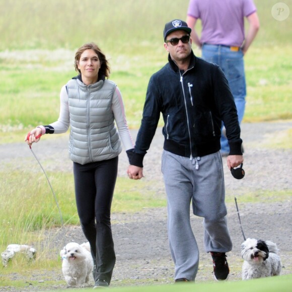 Exclusif - Le chanteur Robbie Williams et sa femme Ayda Field promènent leurs chiens à Glasgow en Ecosse, le 24 juin 2013.