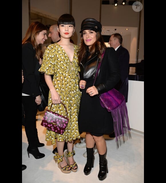 La star de télé-réalité japonaise Kozue Akimoto et Salma Hayek assistent au défilé Gucci automne-hiver 2014. Milan, le 19 février 2014.