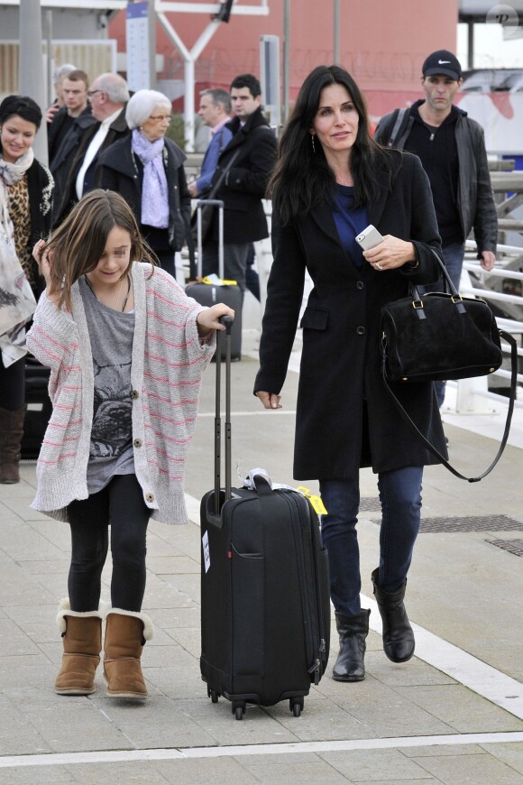 Exclusif - Courteney Cox arrive à Venise avec sa fille Coco Arquette et son petit ami Johnny McDaid, le 15 février 2014.