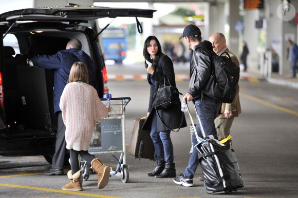 Exclusif - Courteney Cox arrive à Venise avec sa fille Coco Arquette et son petit ami Johnny McDaid le 15 février 2014.
