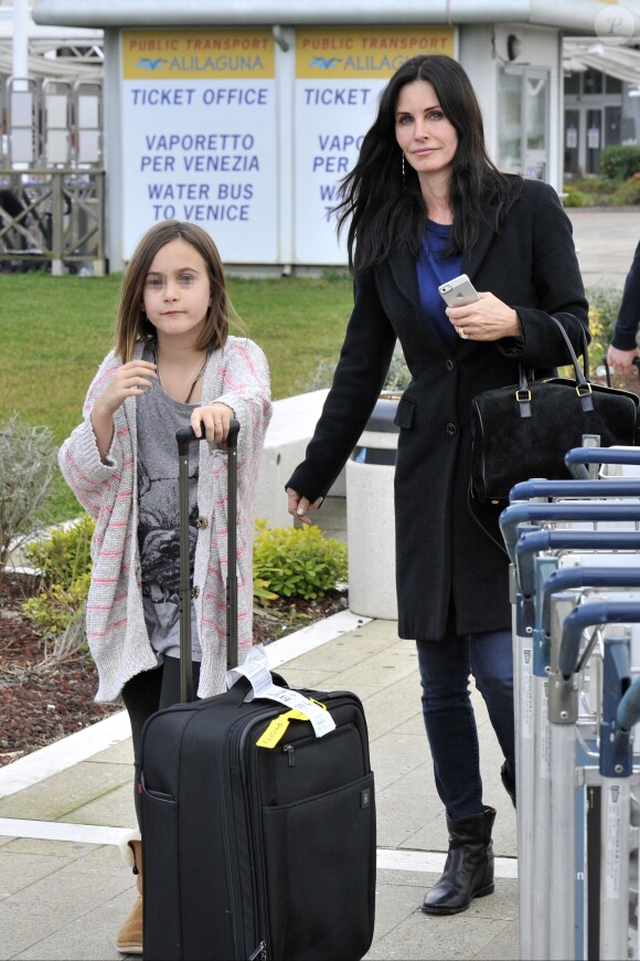 Exclusif - Courteney Cox arrive à Venise avec sa fille Coco Arquette et son petit ami Johnny McDaid, le 15 février 2014.