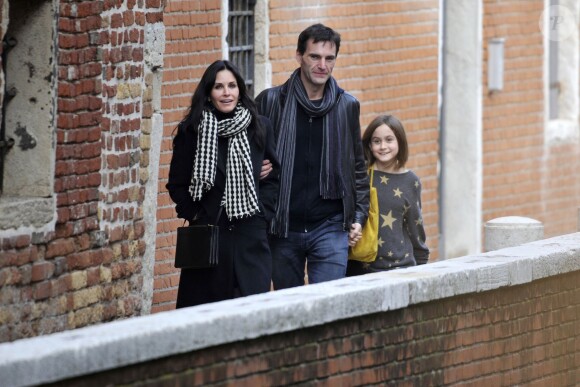 Exclusif - Courteney Cox se promène avec sa fille Coco Arquette et son petit ami Johnny McDaid à Venise en Italie, le 16 février 2014.
