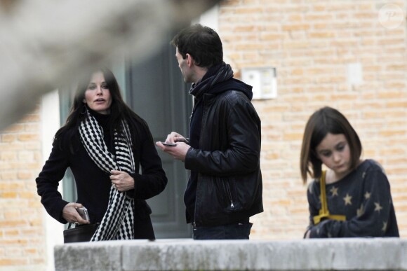 Exclusif - Courteney Cox se promène avec sa fille Coco Arquette et son petit ami Johnny McDaid à Venise en Italie, le 16 février 2014.