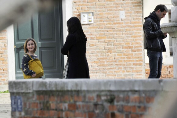 Exclusif -  Courteney Cox se promène avec sa fille Coco Arquette et son petit ami Johnny McDaid à Venise en Italie, le 16 février 2014.