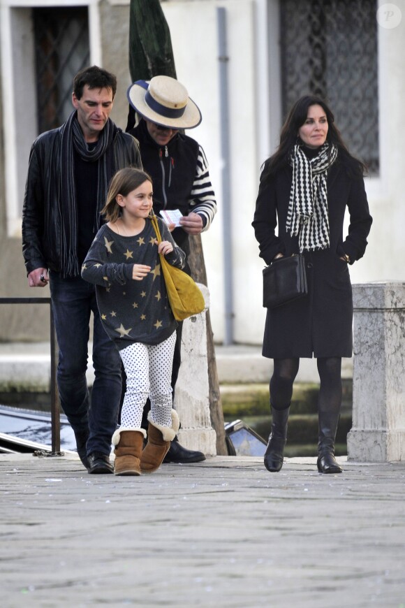 Exclusif - Courteney Cox se promène avec sa fille Coco Arquette et son petit ami Johnny McDaid à Venise en Italie, le 16 février 2014.