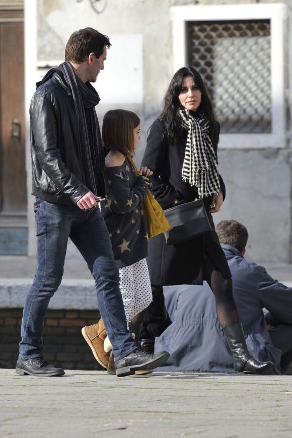 Exclusif -  Courteney Cox se promène avec sa fille Coco Arquette et son petit ami Johnny McDaid à Venise en Italie, le 16 février 2014.