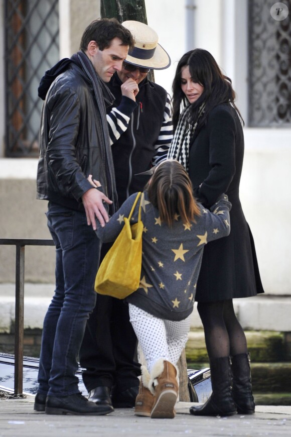 Exclusif - Courteney Cox se promène avec sa fille Coco Arquette et son petit ami Johnny McDaid à Venise en Italie, le 16 février 2014.