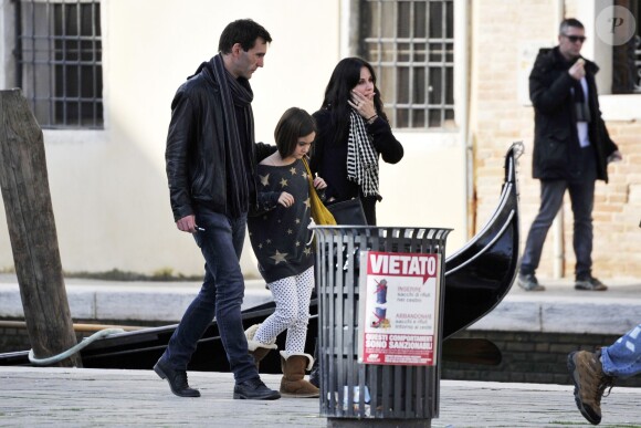Exclusif - Courteney Cox se promène avec sa fille Coco Arquette et son petit ami Johnny McDaid à Venise en Italie, le 16 février 2014.