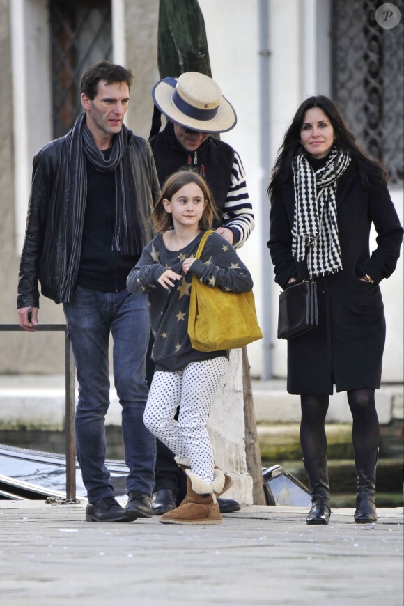 Exclusif - Courteney Cox avec sa fille Coco Arquette et son petit ami Johnny McDaid à Venise en Italie, le 16 février 2014.