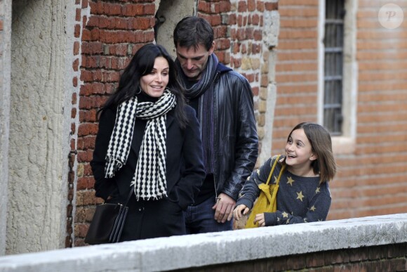 Exclusif - Courteney Cox se promène avec sa fille Coco Arquette et son petit ami Johnny McDaid à Venise en Italie, le 16 février 2014.