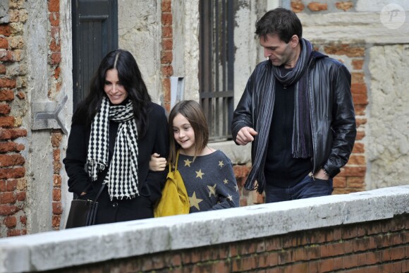 Exclusif - Courteney Cox se promène avec sa fille Coco Arquette et son petit ami Johnny McDaid à Venise en Italie, le 16 février 2014.