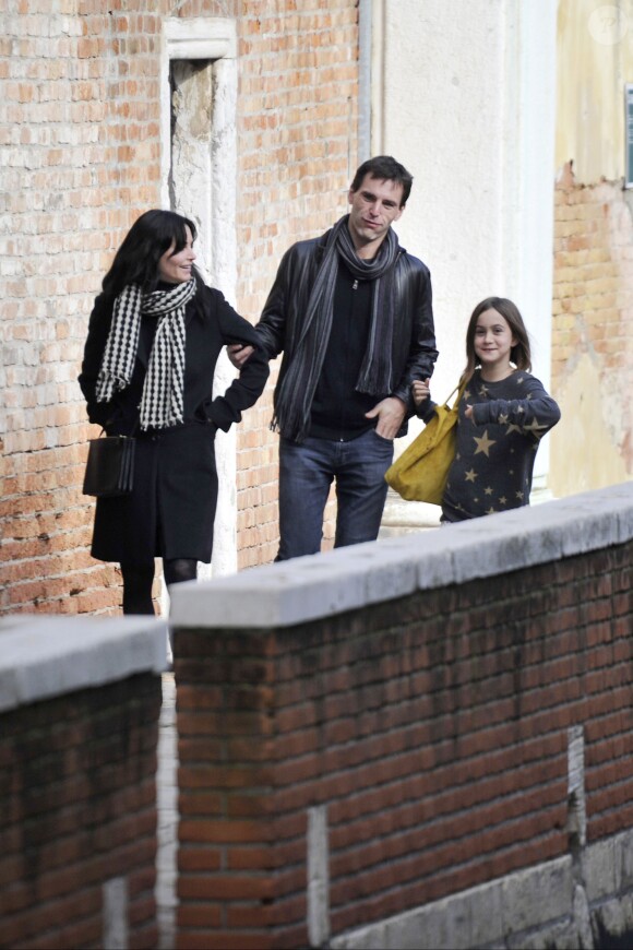 Exclusif - Courteney Cox se promène avec sa fille Coco Arquette et son petit ami Johnny McDaid à Venise en Italie, le 16 février 2014.