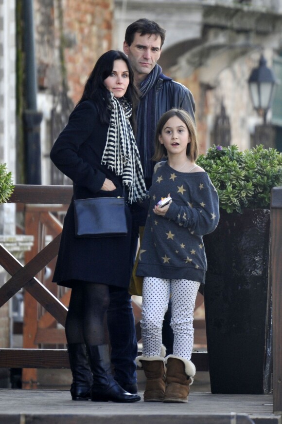 Exclusif - Courteney Cox se promène avec sa fille Coco Arquette et son petit ami Johnny McDaid à Venise, le 16 février 2014.