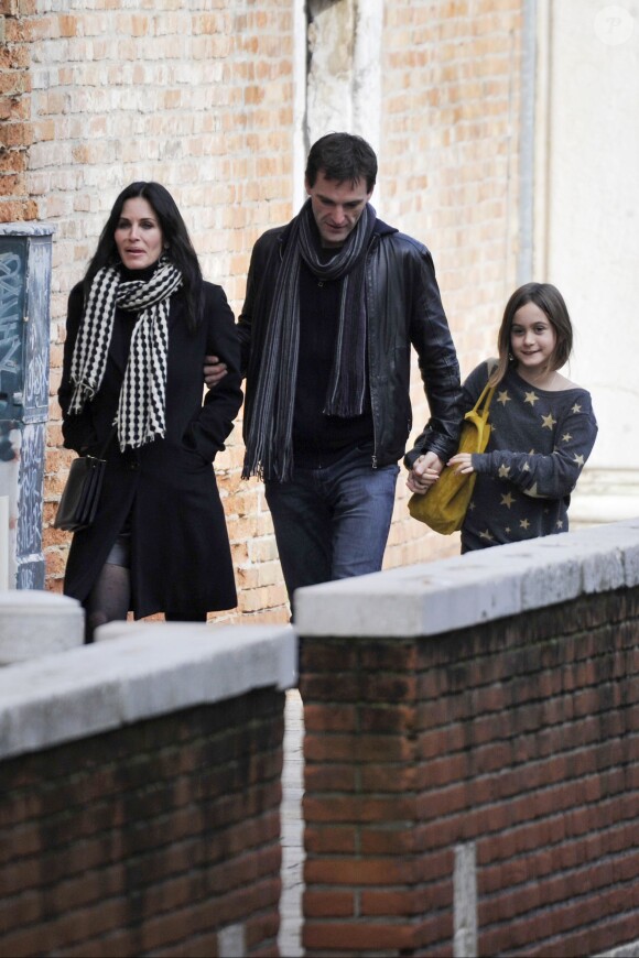 Exclusif - Courteney Cox se promène avec sa fille Coco Arquette et son petit ami Johnny McDaid à Venise en Italie, le 16 février 2014.