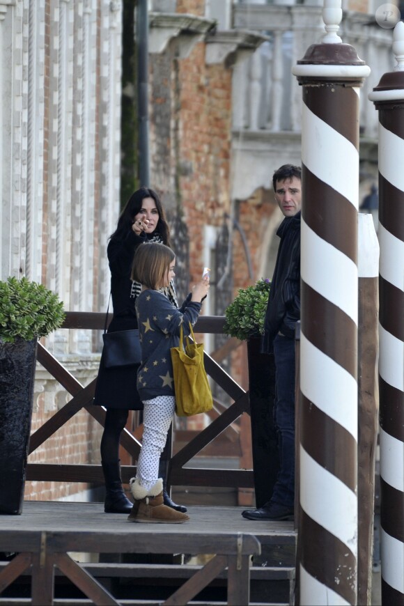 Exclusif -  Courteney Cox se promène avec sa fille Coco Arquette et son petit ami Johnny McDaid à Venise en Italie, le 16 février 2014.