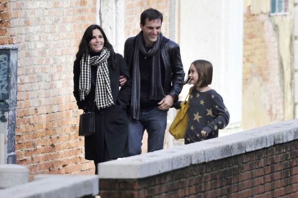 Exclusif - Courteney Cox se promène avec sa fille Coco Arquette et son petit ami Johnny McDaid à Venise en Italie, le 16 février 2014.