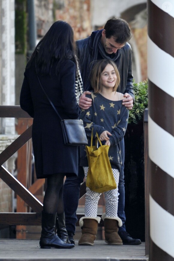 Exclusif - Courteney Cox se promène avec sa fille Coco Arquette et son petit ami Johnny McDaid à Venise en Italie, le 16 février 2014.