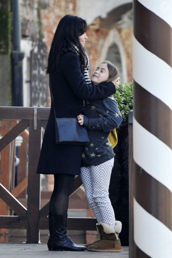 Exclusif - Courteney Cox se promène avec sa fille Coco Arquette et son petit ami Johnny McDaid à Venise en Italie, le 16 février 2014.