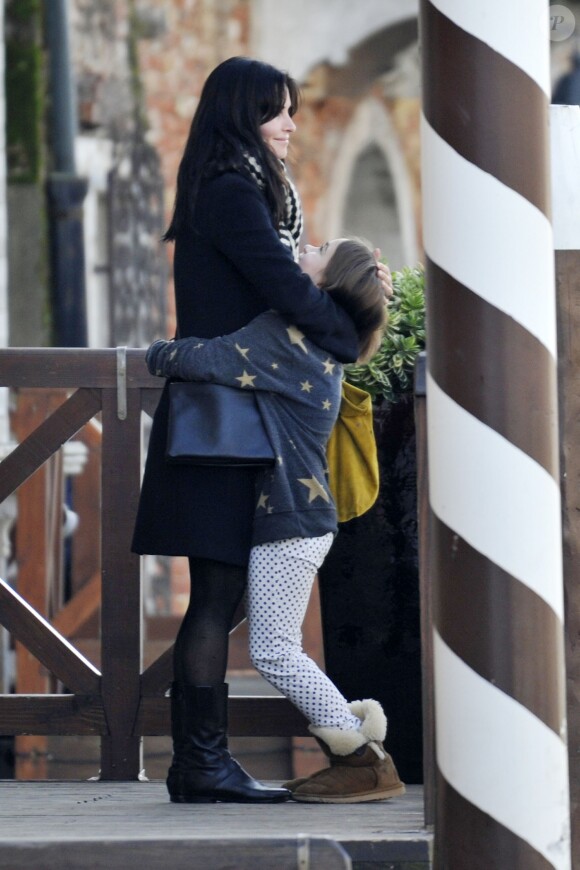 Exclusif - Courteney Cox se promène avec sa fille Coco Arquette et son petit ami Johnny McDaid à Venise en Italie, le 16 février 2014.