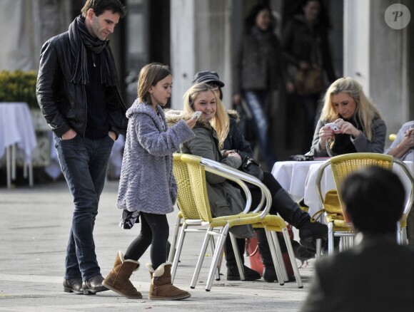 Exclusif - Johnny McDaid se promène avec Coco la fille de sa petite amie Courteney Cox à Venise en Italie, le 18 février 2014.