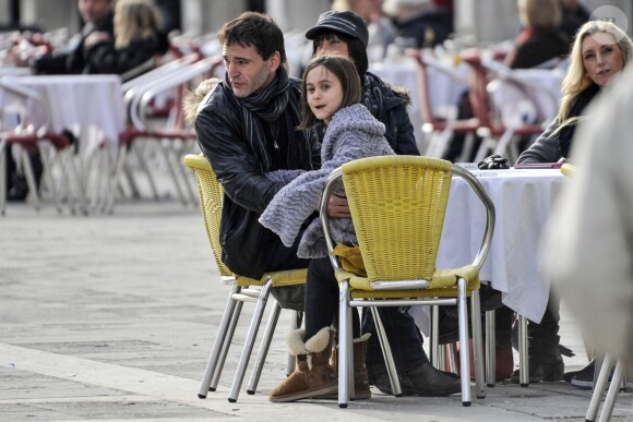 Exclusif - Johnny McDaid se promène avec Coco la fille de sa petite amie Courteney Cox à Venise en Italie, le 18 février 2014.