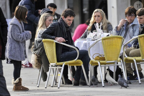 Exclusif - Johnny McDaid se promène avec Coco la fille de sa petite amie Courteney Cox à Venise en Italie, le 18 février 2014.
