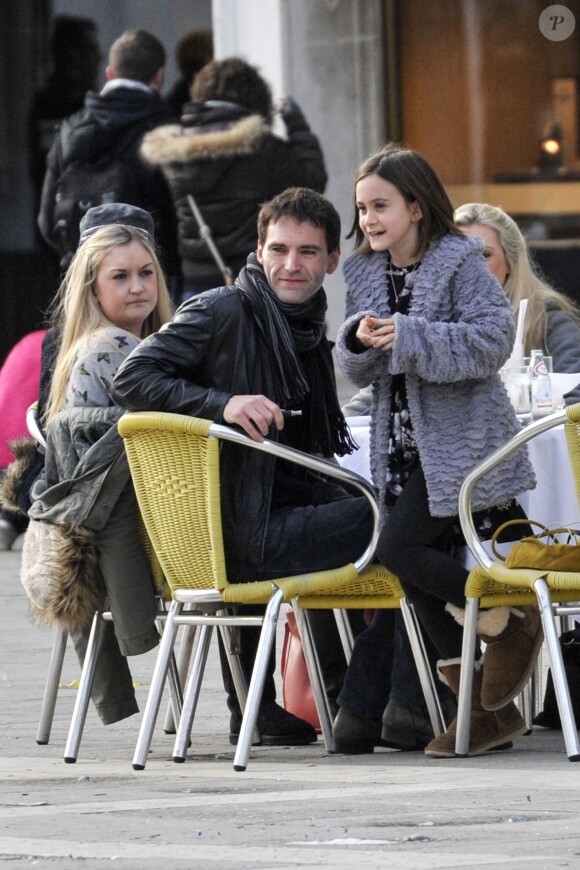 Exclusif - Johnny McDaid se promène avec Coco la fille de de sa petite amie Courteney Cox à Venise en Italie, le 18 février 2014.