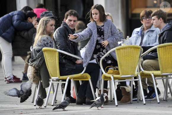 Exclusif - Johnny McDaid avec Coco, la fille de sa petite amie Courteney Cox à Venise en Italie, le 18 février 2014.