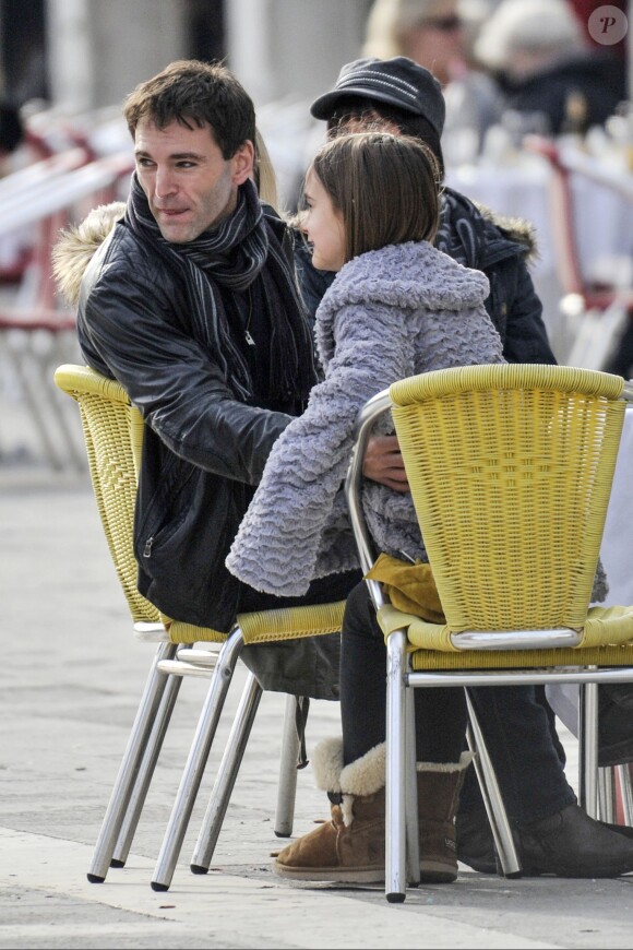 Exclusif - Johnny McDaid se promène avec Coco la fille de sa petite amie Courteney Cox à Venise en Italie, le 18 février 2014.