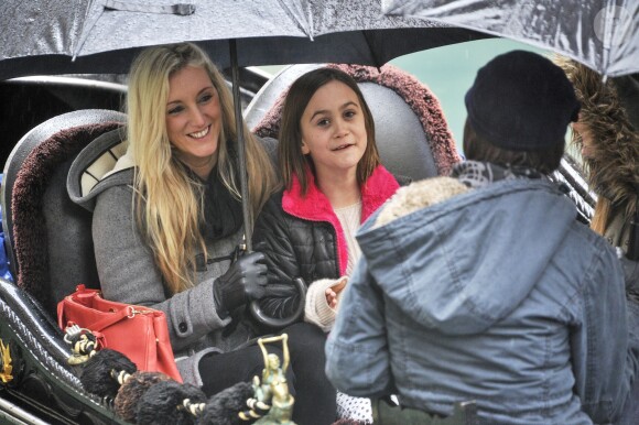 Courteney Cox avec sa fille Coco et son petit ami Johnny McDaid sur une gongole à Venise en Italie le 20 février 2014.