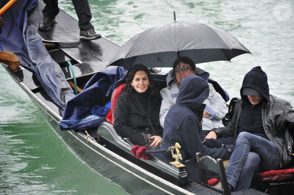 Courteney Cox avec sa fille Coco et son petit ami Johnny McDaid sur une gongole à Venise en Italie le 20 février 2014.