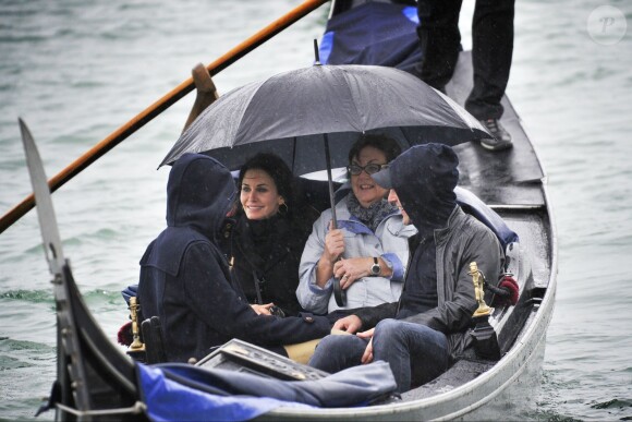 Courteney Cox avec sa fille Coco et son petit ami Johnny McDaid sur une gongole à Venise en Italie le 20 février 2014.