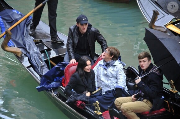 Courteney Cox avec sa fille Coco et son petit ami Johnny McDaid sur une gongole à Venise en Italie le 20 février 2014.