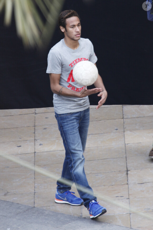 Neymar tourne une publicité à Barcelone le 20 février 2014.