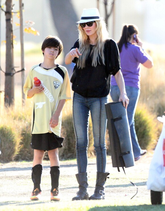 Eddie Cibrian et son ex-femme Brandi Glanville regardent leurs enfants Mason et Jake jouer au football en compagnie de LeAnn Rimes. A Woodland Hills, le 9 novembre 2013.
