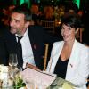 Alessandra Sublet (smoking et pochette Gérard Darel) et son mari Clément lors du Dîner de la mode pour le Sidaction au Pavillon d'Armenonville à Paris, le 23 janvier 2014.