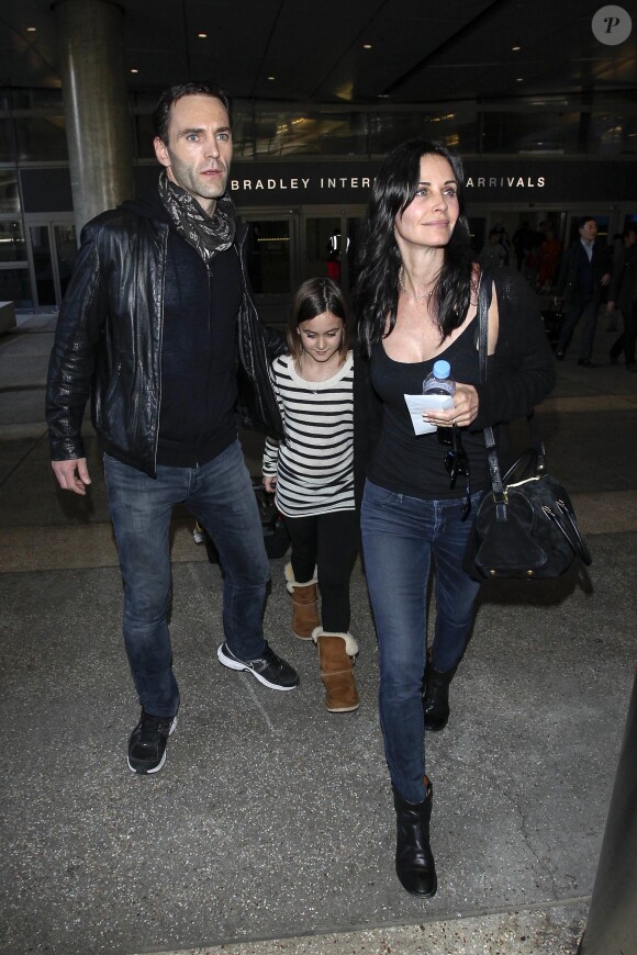 Courteney Cox avec sa fille Coco et son petit ami Johnny McDaid à l'aéroport LAX de Los Angeles, le 14 février 2014.